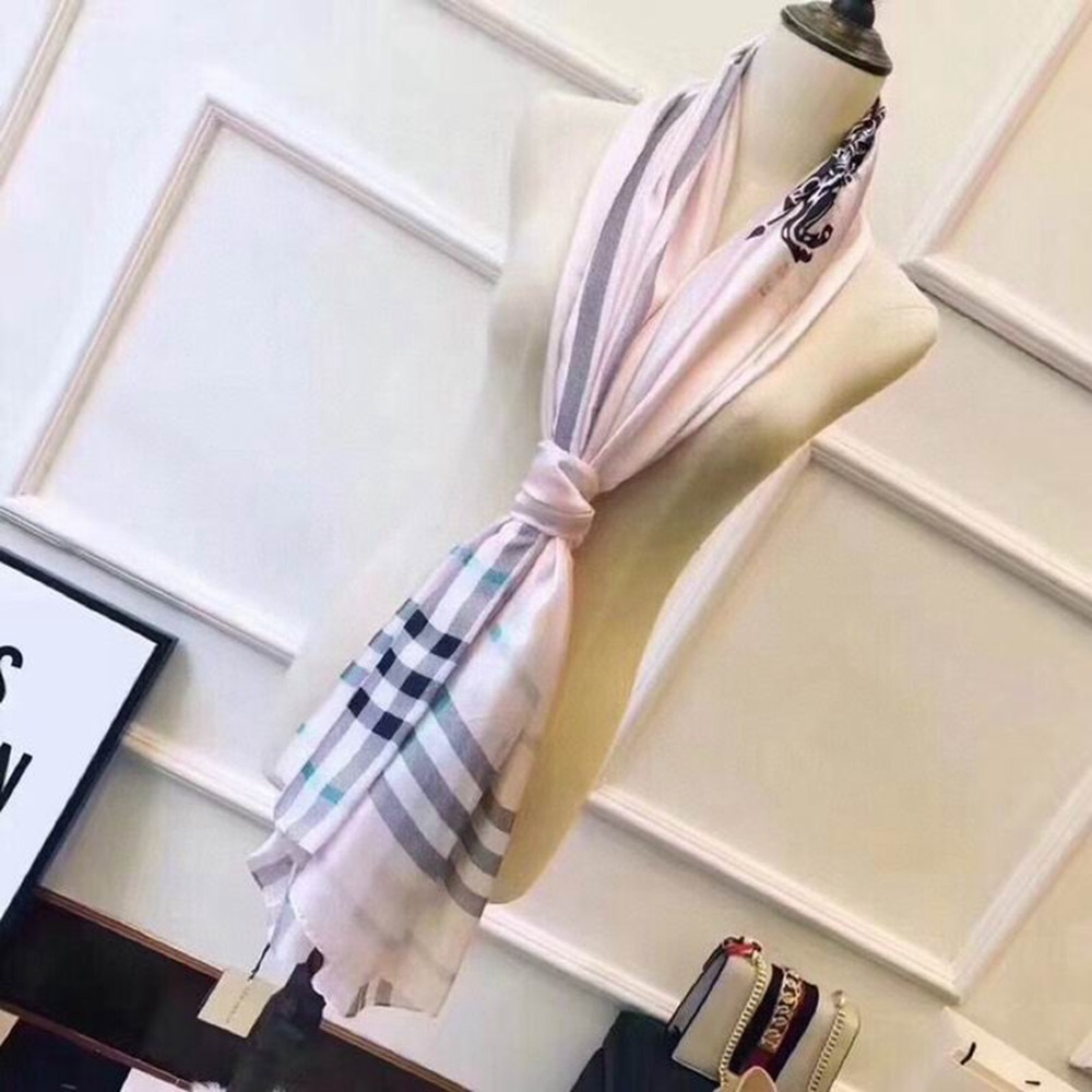 Bv*b*rry Scarf